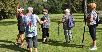 W klubie można skorzystać z wielu atrakcyjnych form spędzania czasu wolnego w tym m.in. z gimnastyki lub zajęć nordic walking.